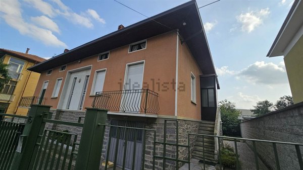 casa indipendente in vendita a Biella in zona Chiavazza
