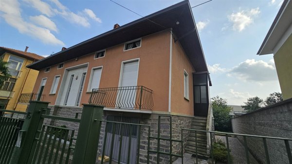 casa indipendente in vendita a Biella in zona Chiavazza