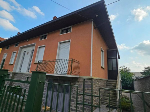 casa indipendente in vendita a Biella in zona Chiavazza