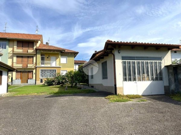 casa indipendente in vendita a Biella in zona Cossila
