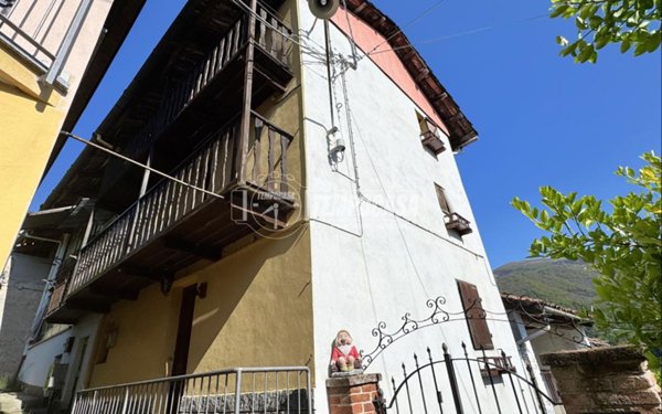 casa indipendente in vendita a Biella in zona Favaro