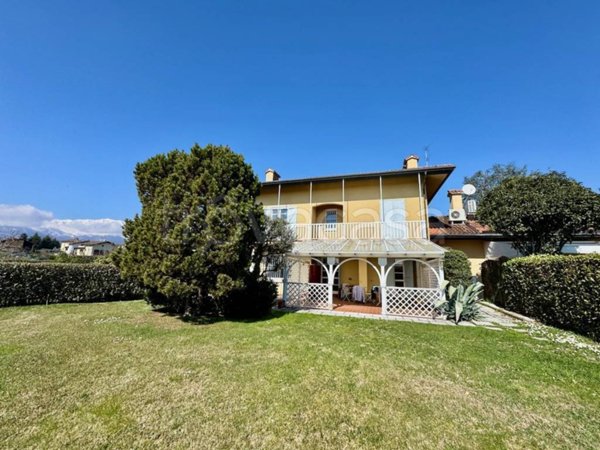 casa indipendente in vendita a Biella in zona Oropa