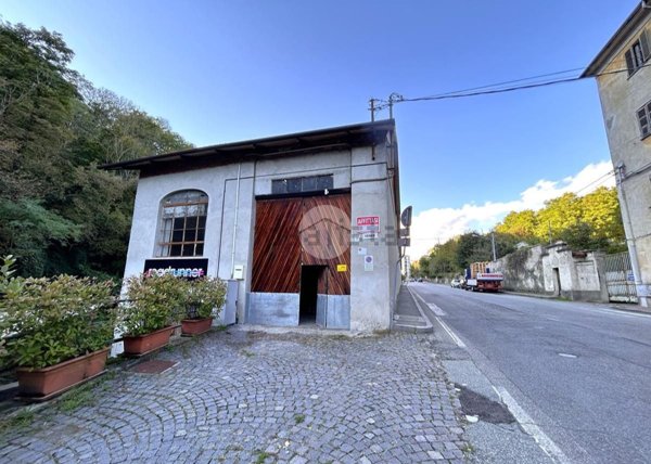 locale commerciale in vendita a Biella