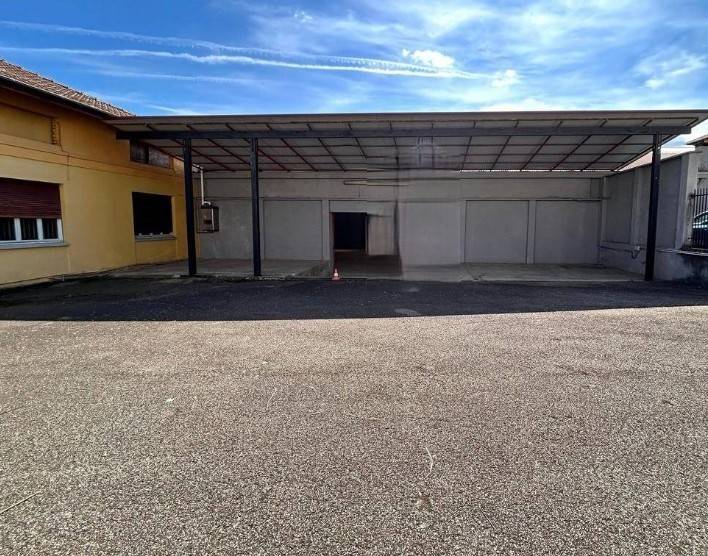 locale commerciale in vendita a Biella