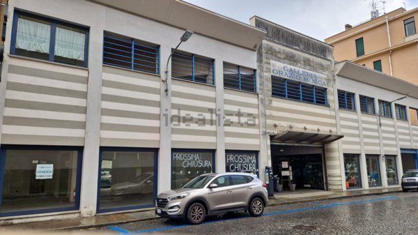 locale commerciale in vendita a Biella