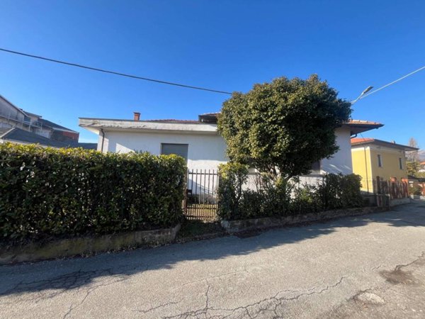 casa indipendente in vendita a Biella in zona Chiavazza
