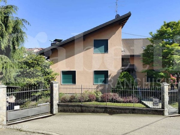 casa indipendente in vendita a Biella in zona Centro Città