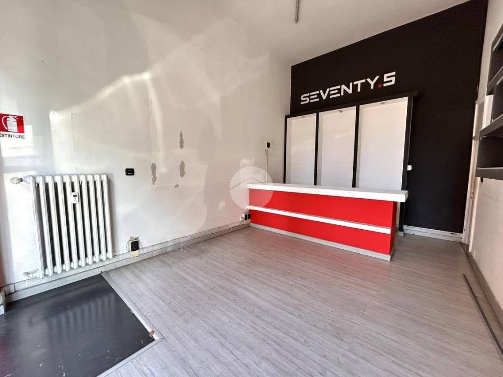 negozio in vendita a Biella in zona Centro Città