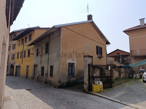 casa semindipendente in vendita a Biella in zona Chiavazza