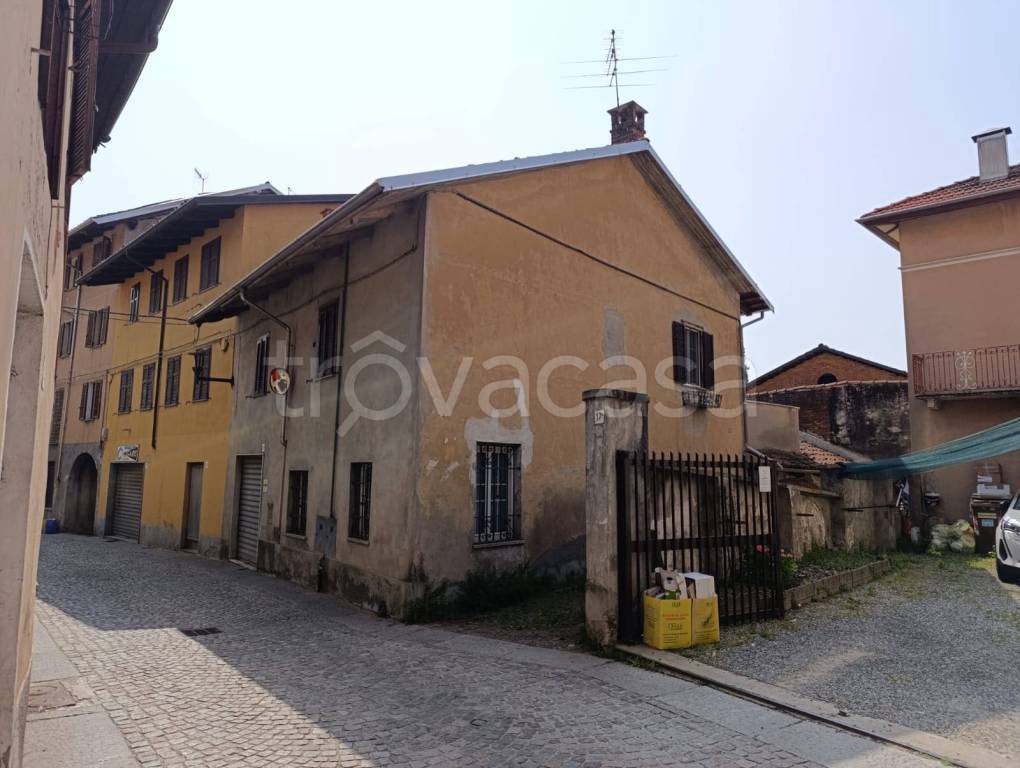 casa semindipendente in vendita a Biella in zona Chiavazza