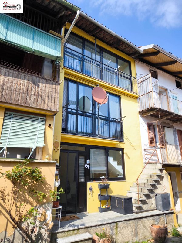 casa indipendente in vendita a Biella in zona Cossila