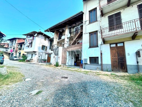casa indipendente in vendita a Biella in zona Chiavazza