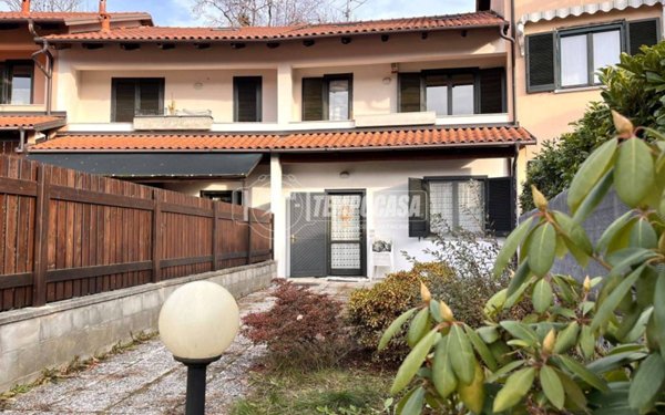casa indipendente in vendita a Biella in zona Cossila