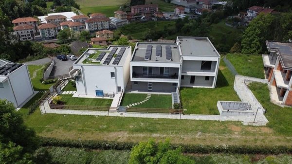 casa indipendente in vendita a Biella in zona Centro Città