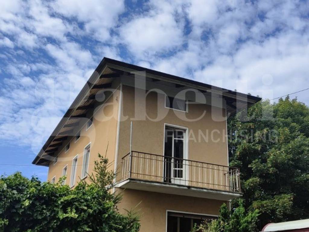 casa indipendente in vendita a Biella in zona Centro Città