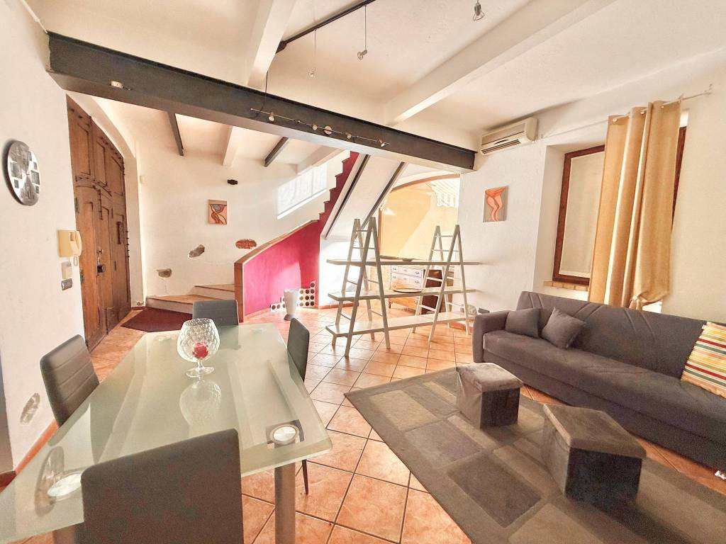 casa indipendente in vendita a Biella in zona Centro Città