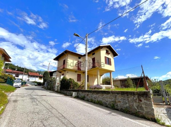 casa indipendente in vendita a Biella in zona Cossila