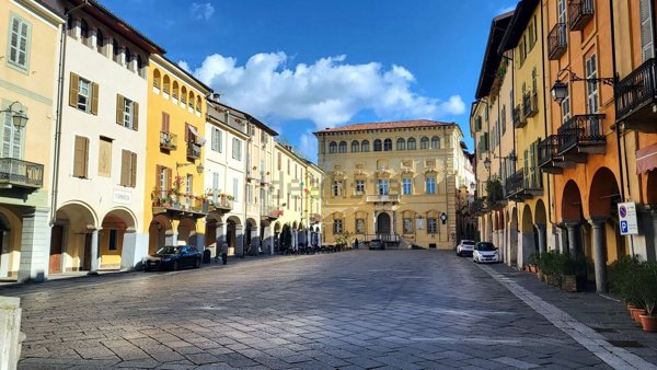pentavano in vendita a Biella in zona Piazzo
