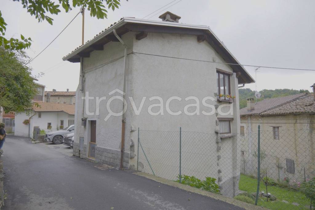 casa indipendente in vendita a Biella in zona Favaro
