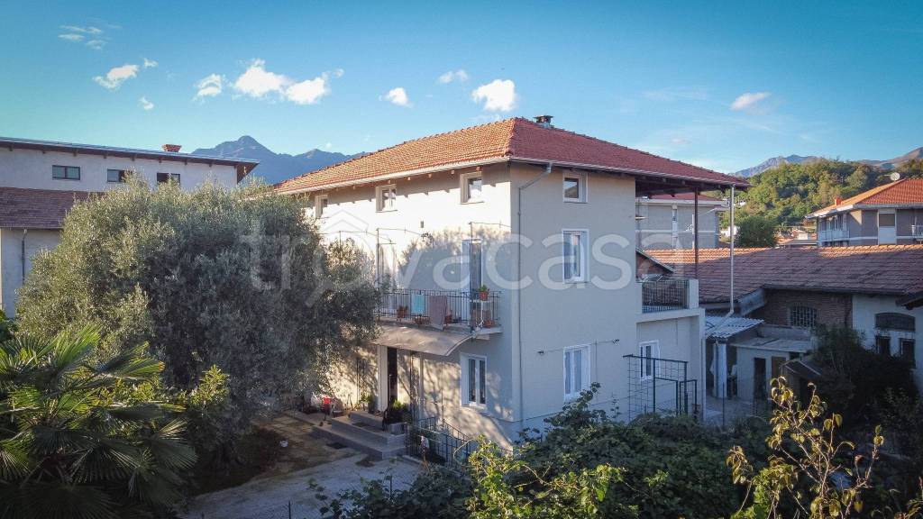 casa indipendente in vendita a Biella in zona Chiavazza