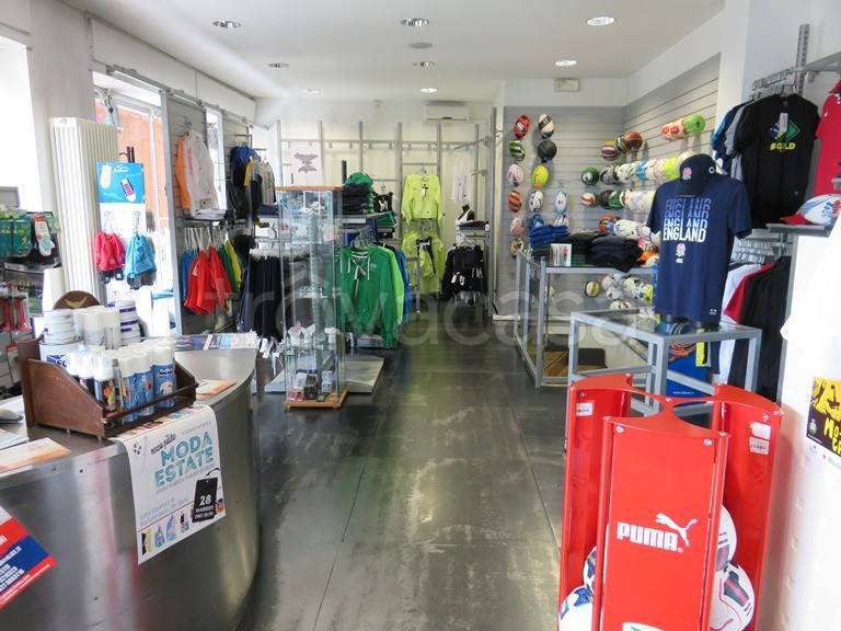 negozio in vendita a Biella in zona Centro Città