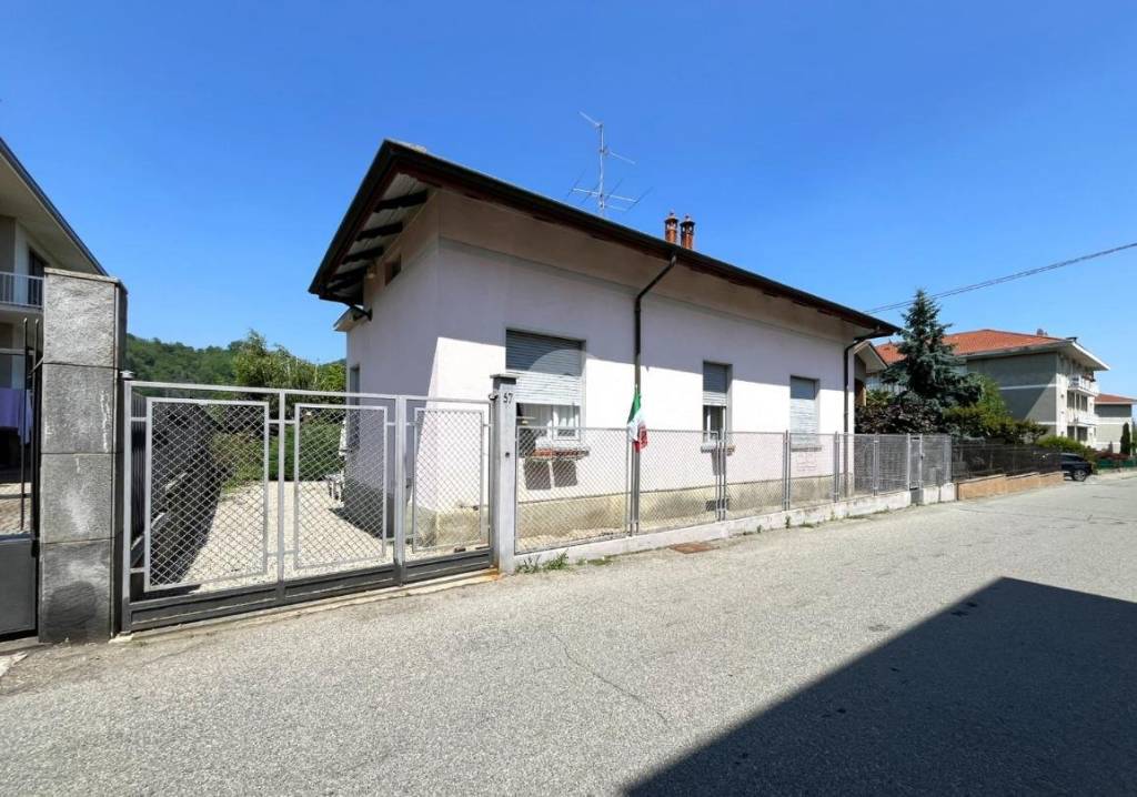 casa indipendente in vendita a Biella in zona Chiavazza