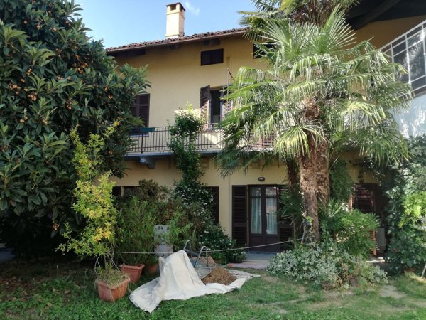 casa indipendente in vendita a Biella in zona Chiavazza