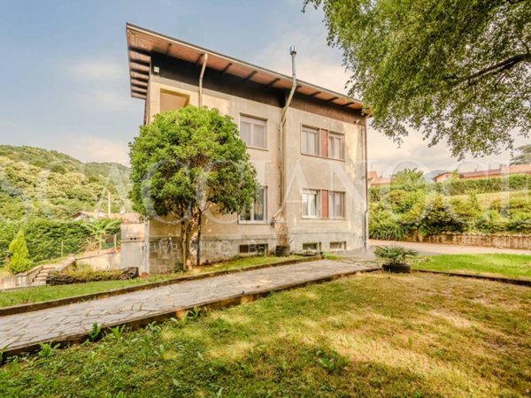 casa indipendente in vendita a Biella in zona Piazzo