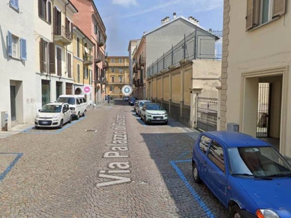 negozio in vendita a Biella in zona Centro Città