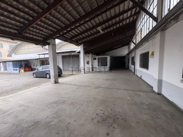 locale commerciale in vendita a Biella