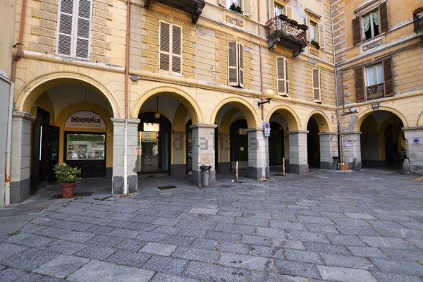 locale commerciale in vendita a Biella in zona Centro Città