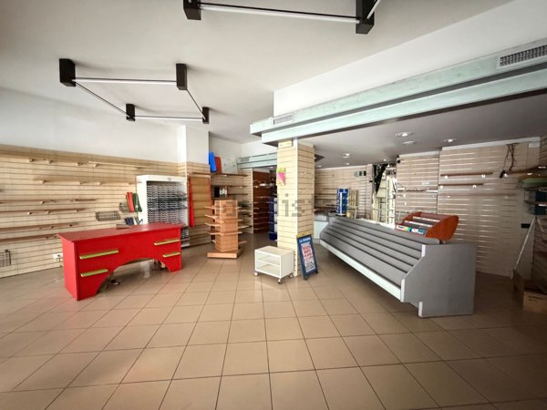 locale commerciale in vendita a Biella in zona Centro Città