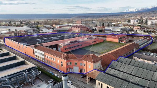 locale commerciale in vendita a Biella