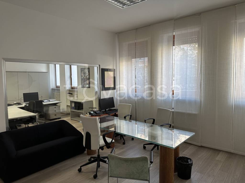 ufficio in vendita a Biella in zona Centro Città
