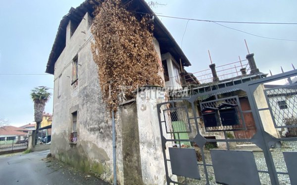 casa indipendente in vendita a Biella in zona Chiavazza