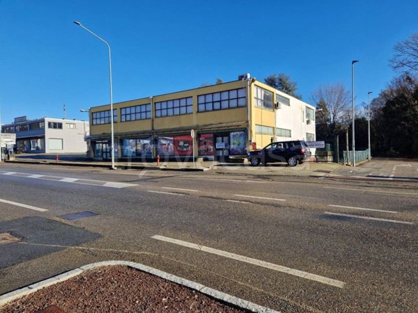 locale commerciale in vendita a Biella