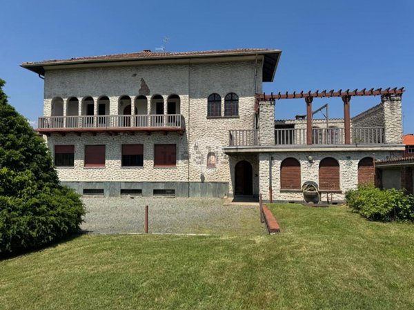 casa indipendente in vendita a Biella in zona Chiavazza