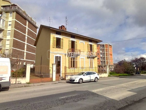 casa indipendente in vendita a Biella in zona Centro Città