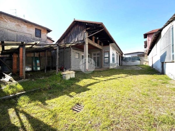 locale commerciale in vendita a Biella in zona Chiavazza