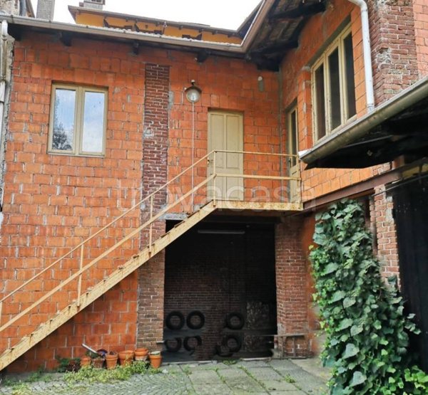 locale commerciale in vendita a Biella