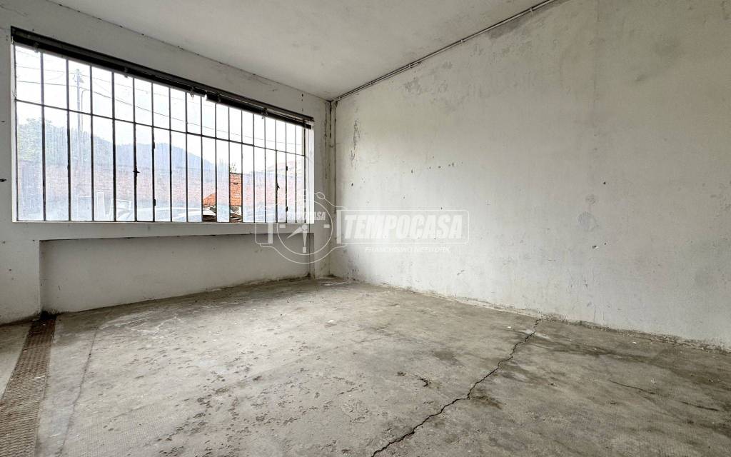 locale commerciale in vendita a Biella in zona Oropa