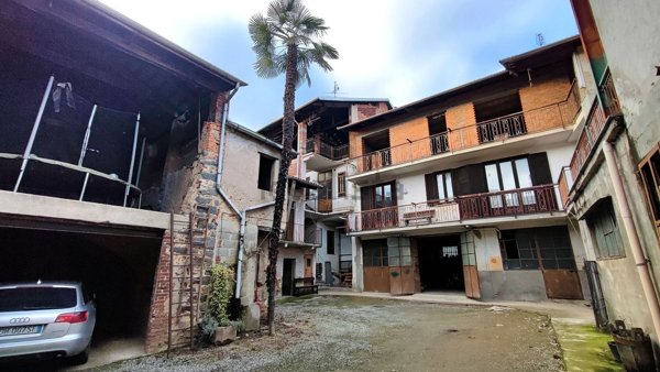 casa indipendente in vendita a Biella in zona Chiavazza