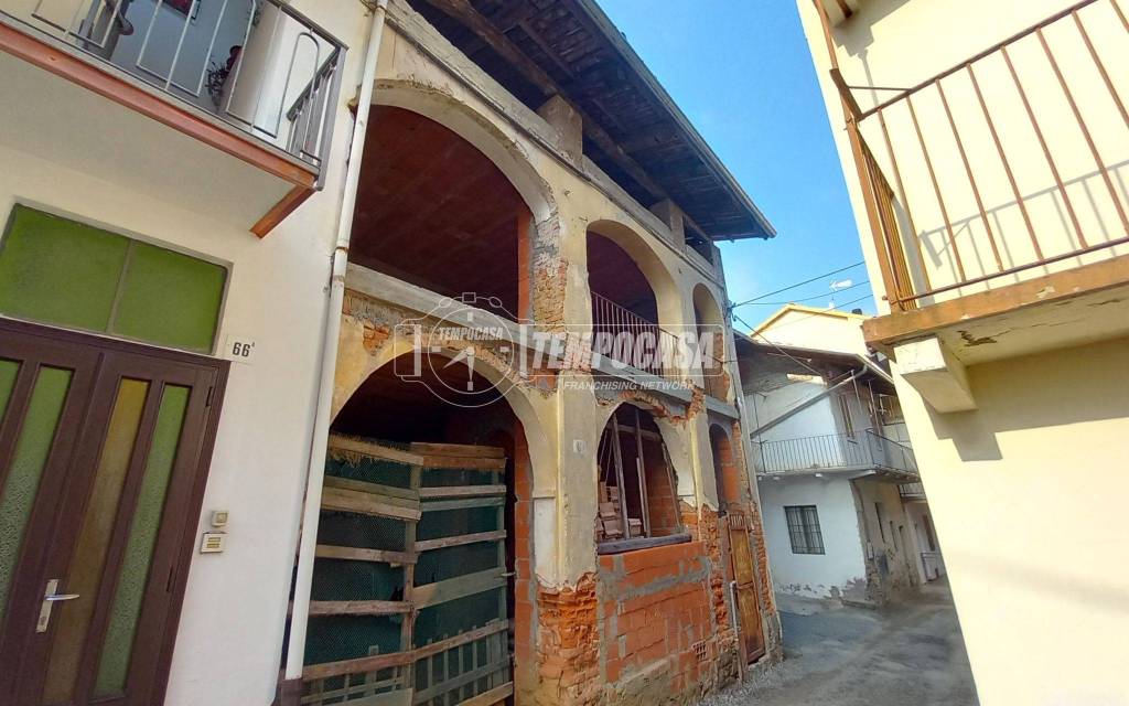 casa semindipendente in vendita a Biella in zona Centro Città