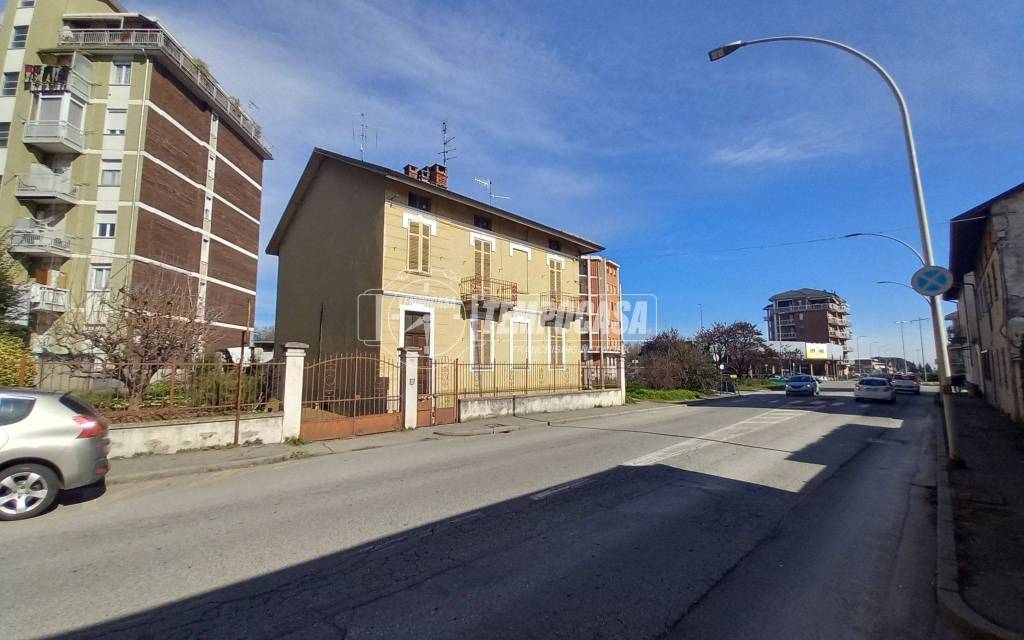 casa indipendente in vendita a Biella in zona Centro Città
