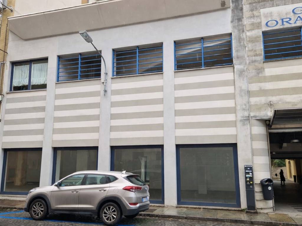 negozio in vendita a Biella in zona Centro Città