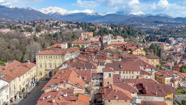casa indipendente in vendita a Biella in zona Piazzo
