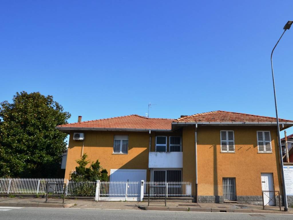 casa indipendente in vendita a Biella in zona Chiavazza
