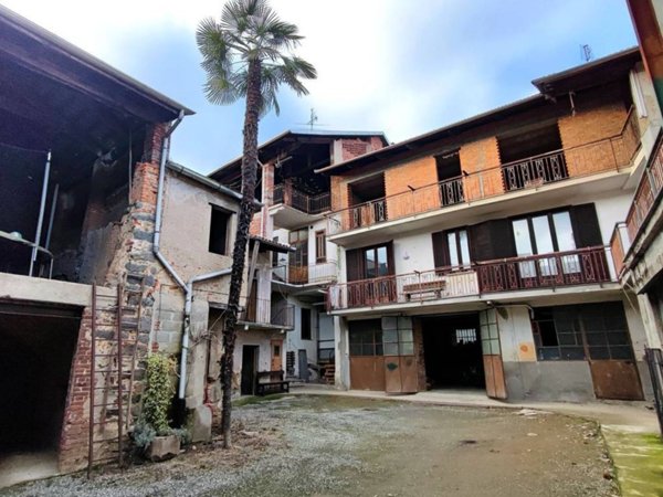 casa indipendente in vendita a Biella in zona Chiavazza