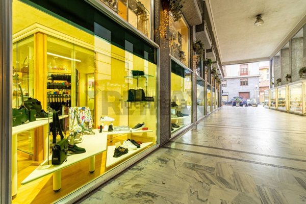 locale commerciale in vendita a Biella in zona Centro Città