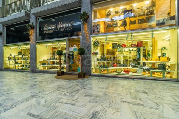 negozio in vendita a Biella in zona Centro Città